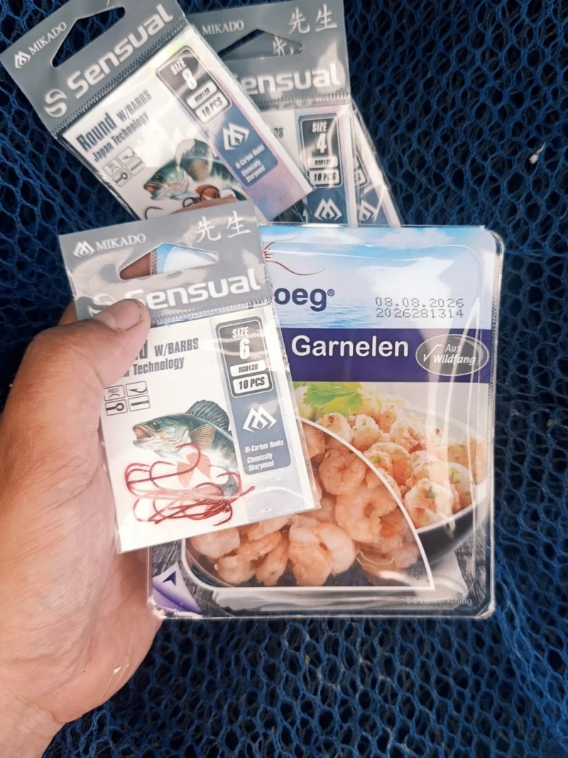 Pazifikgarnelen und Haken auf einem Kescher