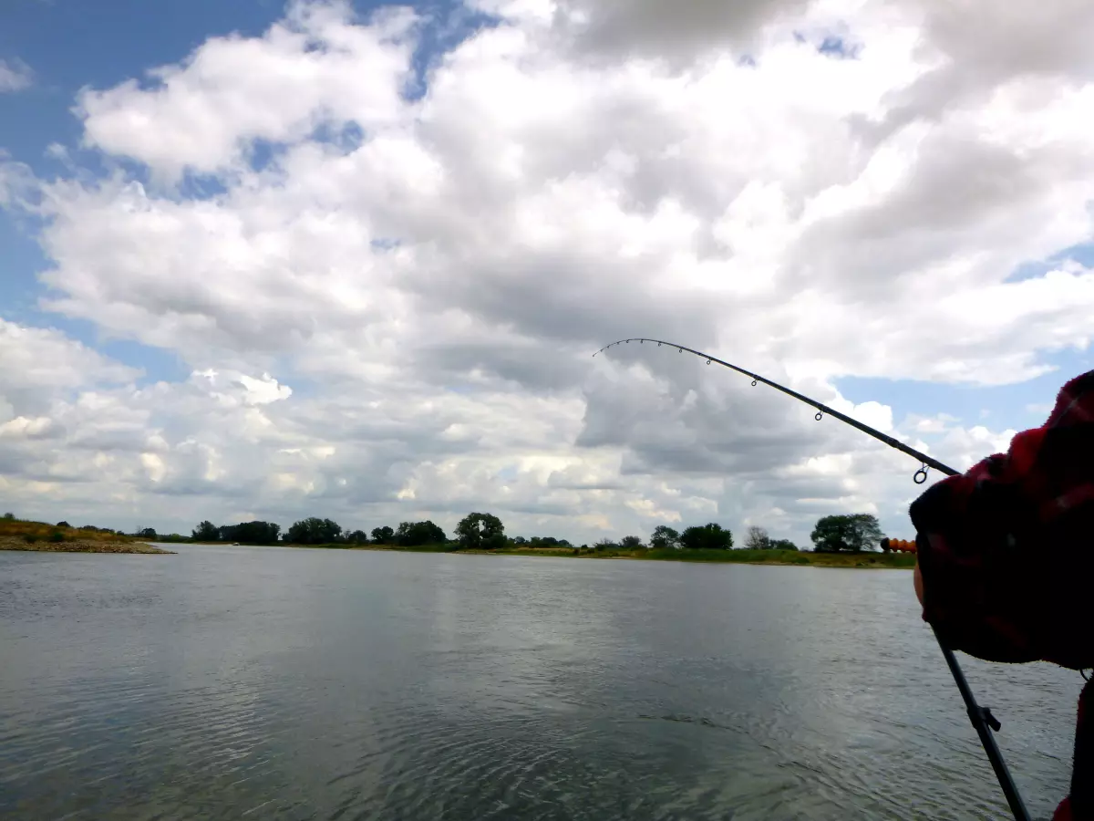 Feederausrüstung und Angler im Herbst