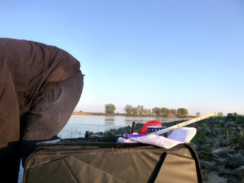 Angler beim Feedern im Frühjahr an einer flachen Buhne