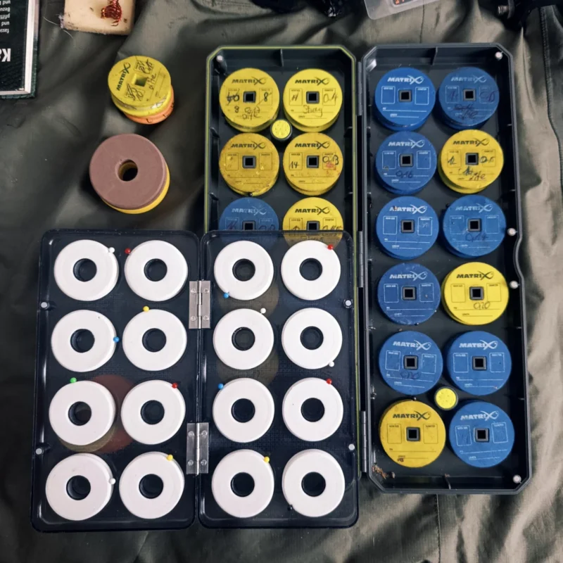 Feedervorfächer in Hakenboxen transportieren