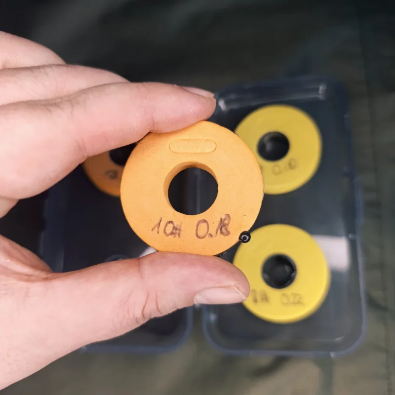 Feedervorfächer in kleiner Hakenboxen auf Röllchen transportieren