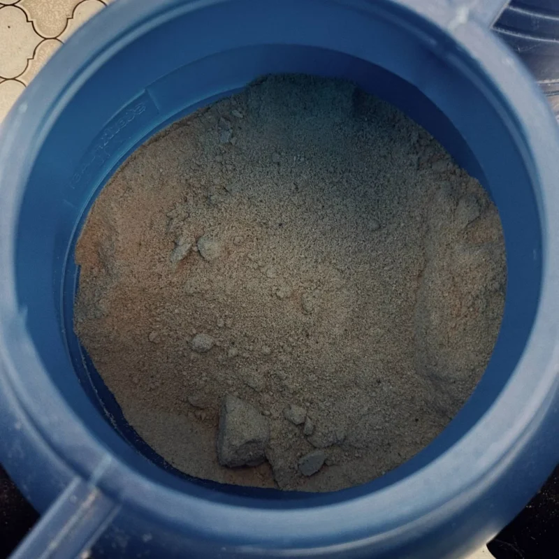 Futtermehl in einem Futterfass