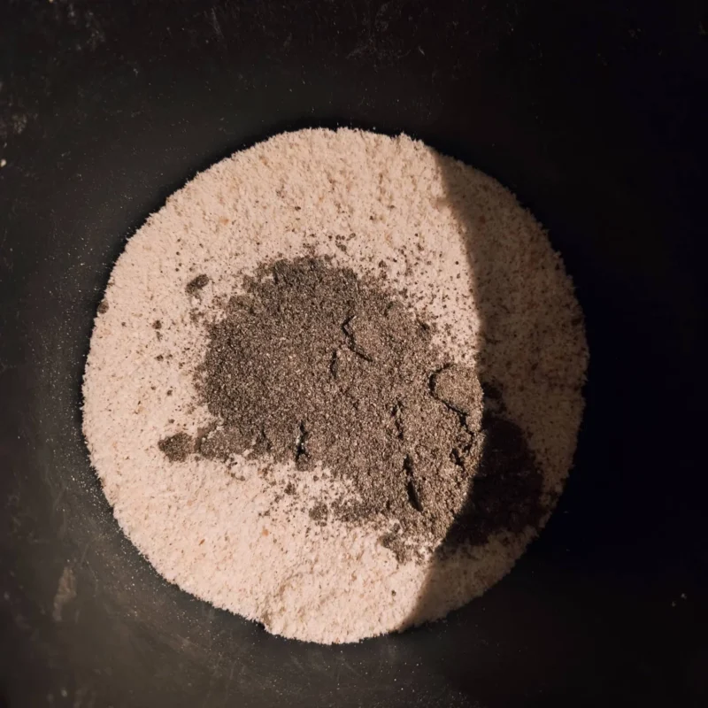 Lockfutter mit Hanf und Weißbrot bei Anmischen