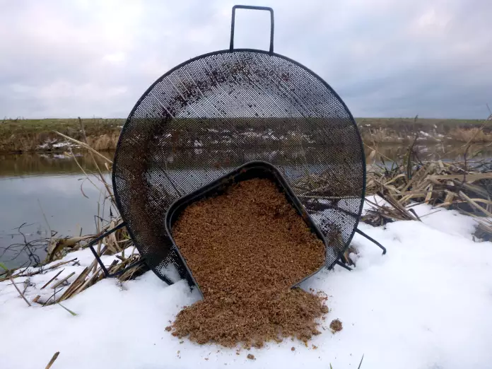 Friedfischfutter und 2mm Sieb im Winter am Fluss