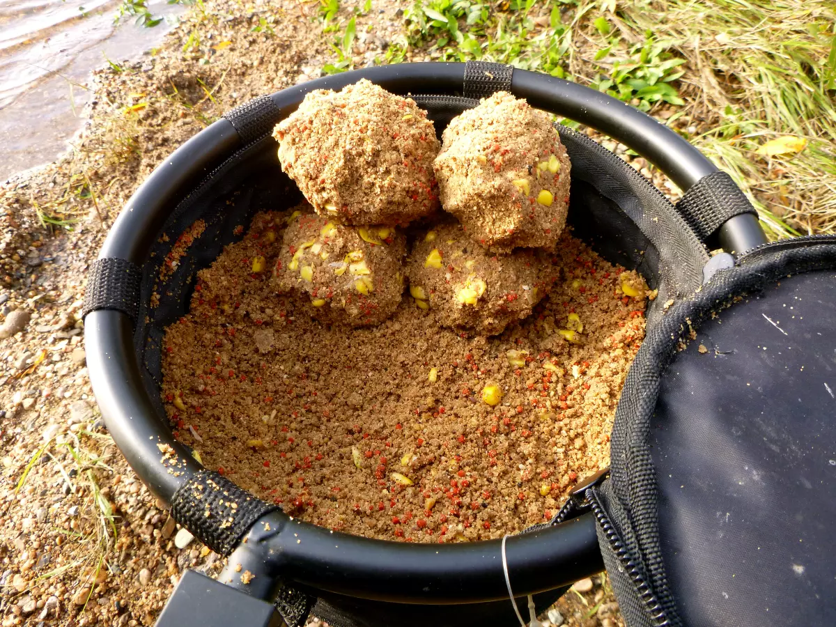 Futter in einer Bait Bowl beim Winkelpickerangeln