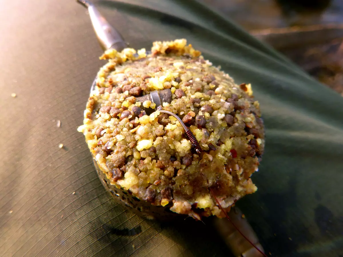 Futter und Pellets gemischt für das Method Feedern im Herbst