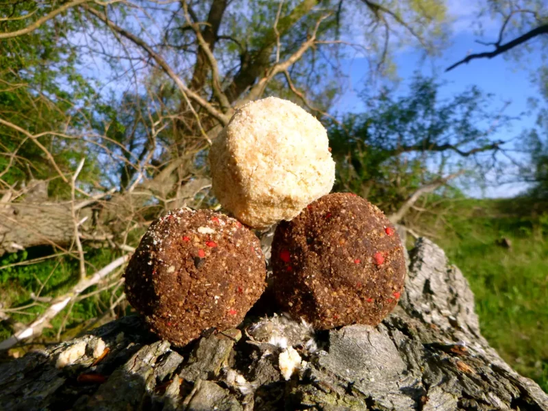 Futterbälle aus Zwiebackmehl