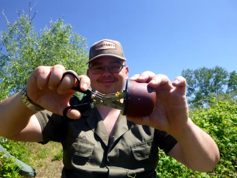Angler mit Wurmschere und Mais im Juni