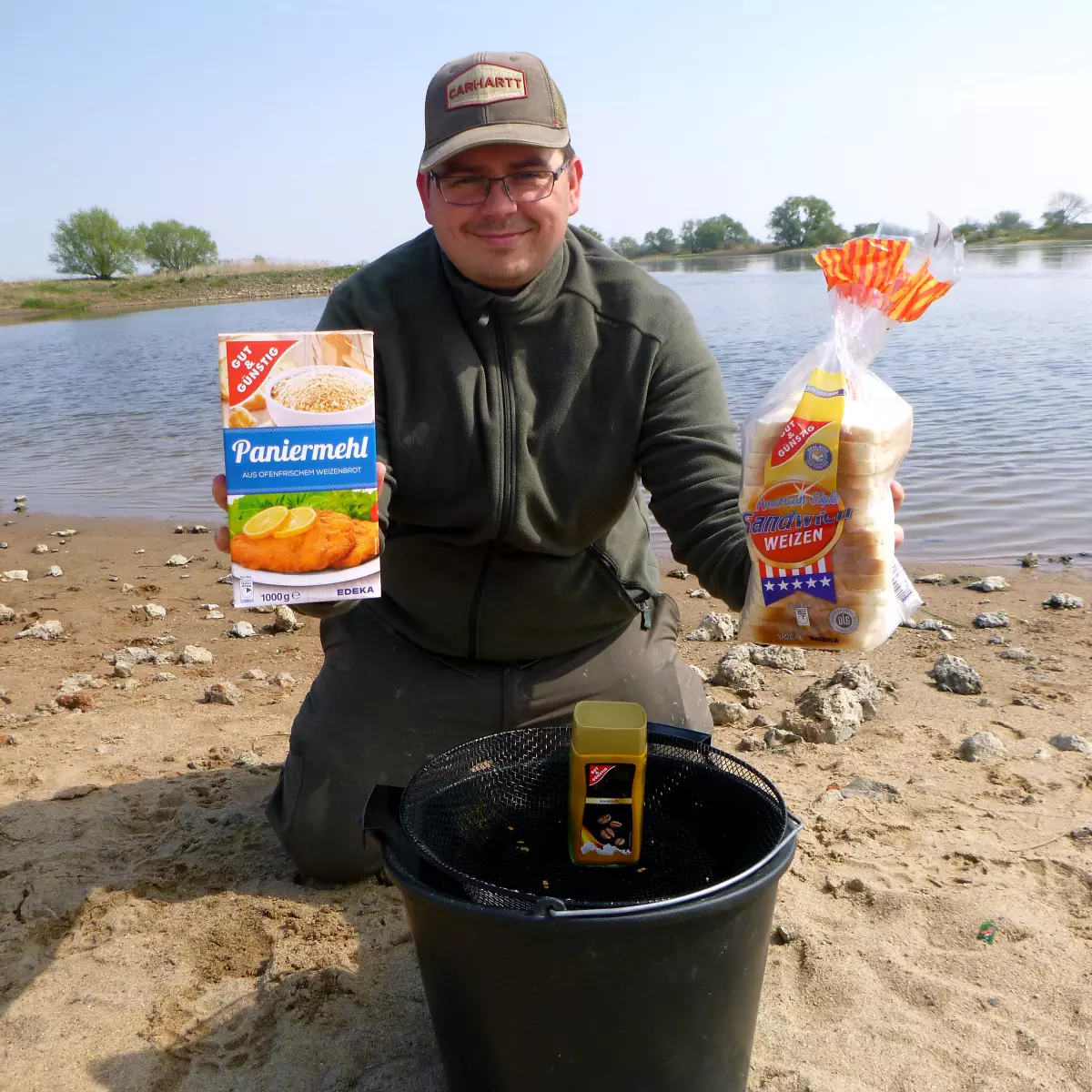 Angler mischt Grundfutter Rezept am Fluss an