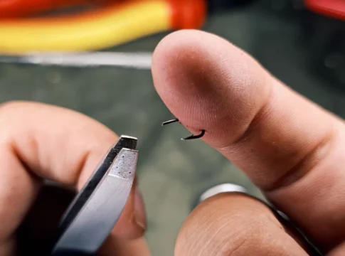 Haken aus Finger entfernen
