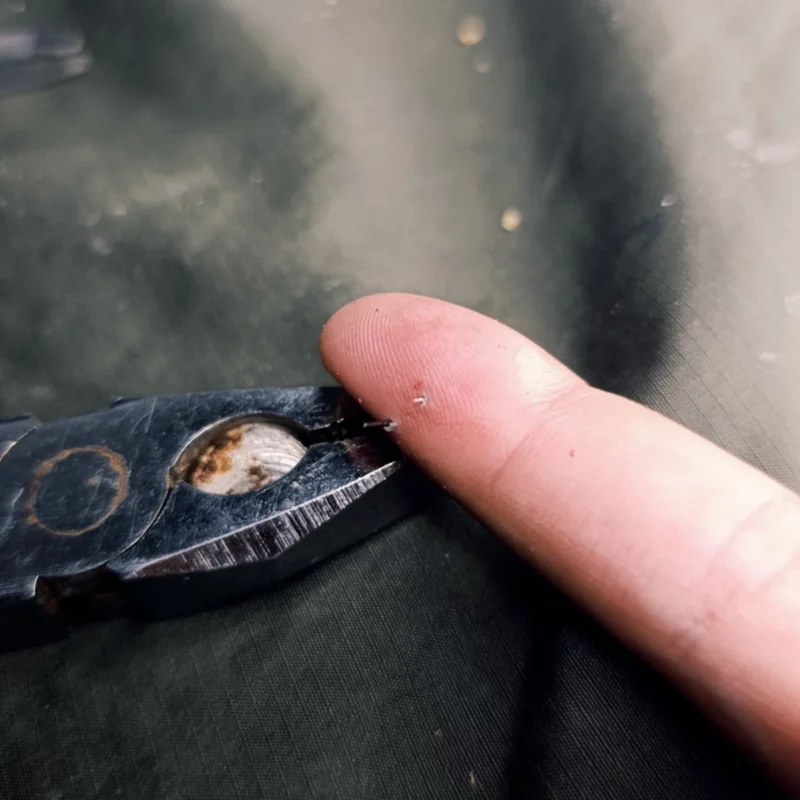 Haken steckt tief im Finger