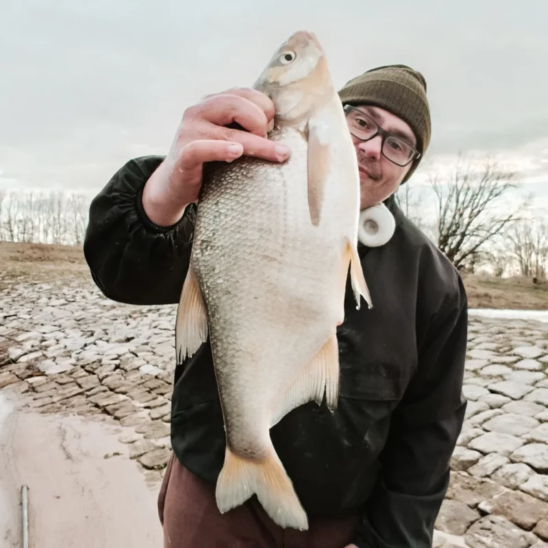 Christoph mit großem Elbrassen im März vom Method Feedern mit Hartmais