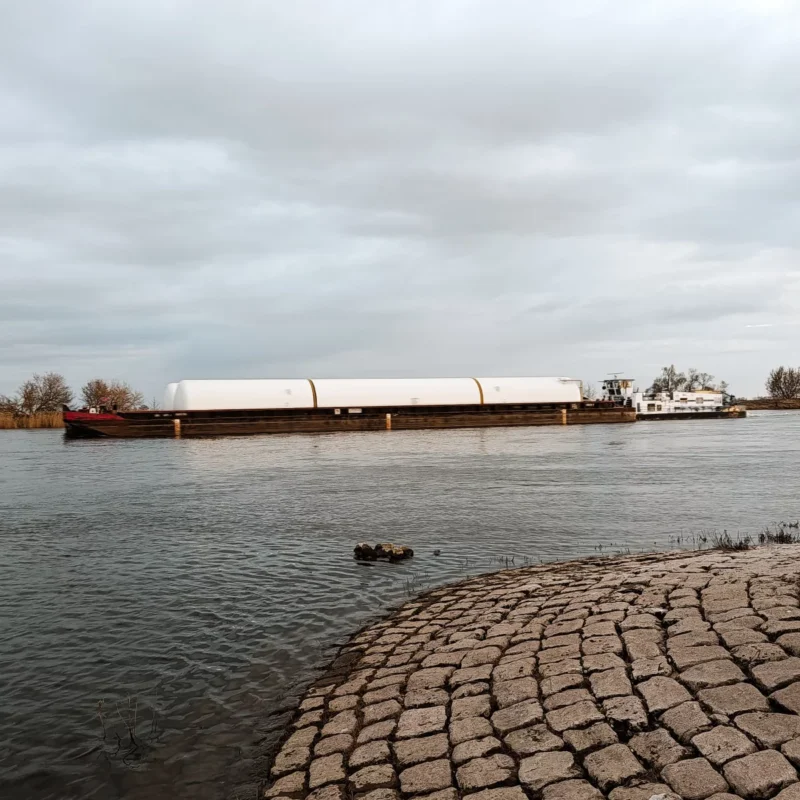 Transportschiff auf der Elbe
