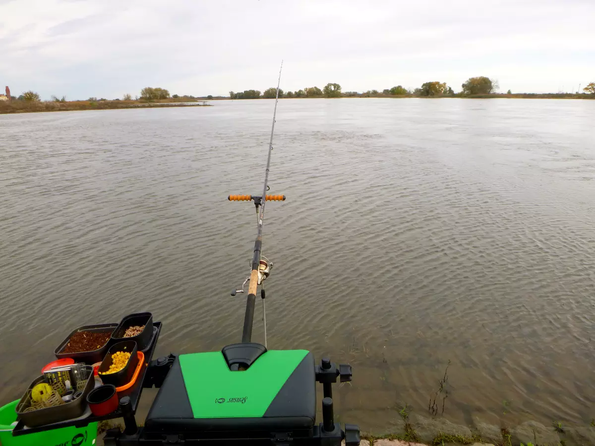 Heavy Feederrute an der Elbe mit Sitzkiepe