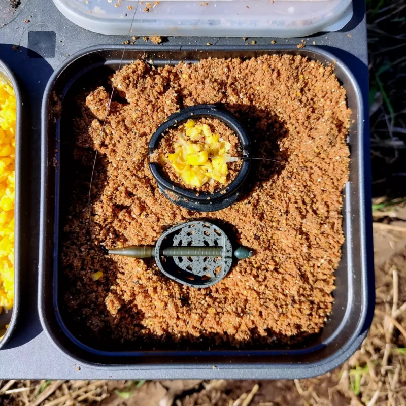 ein Hybrid Feeder wird durch die Mould mit Mais gefüllt