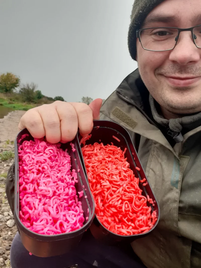 Christoph mit gefärbten Instantnudeln beim Feedern an der Elbe