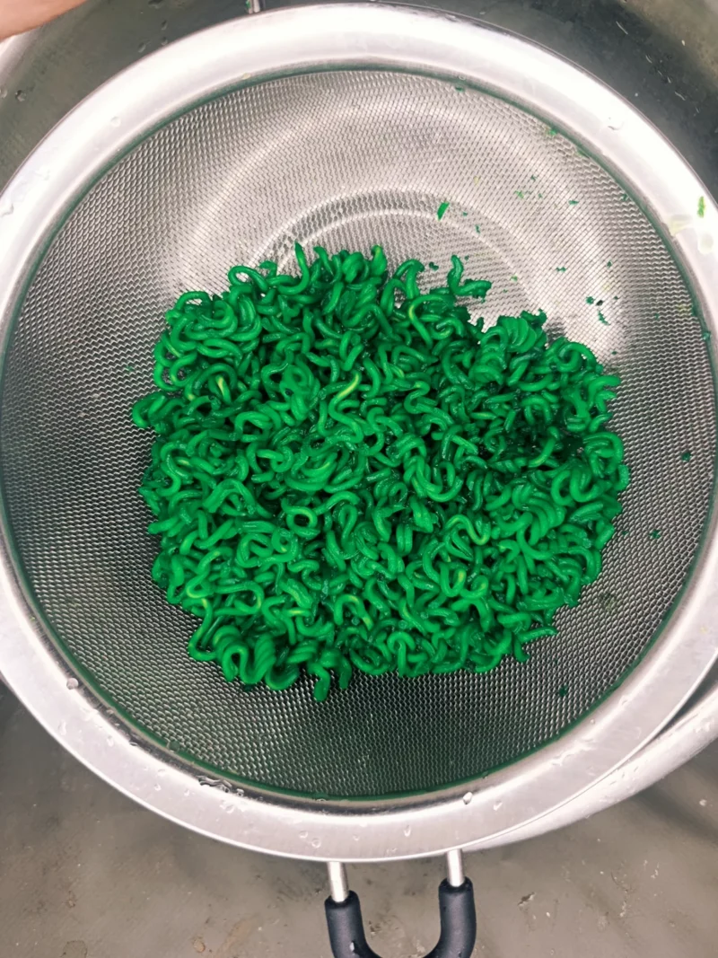 grüne Instantnudeln zum Angeln auf einem Sieb
