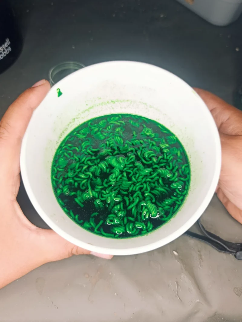 das Instantnudelwasser in der Schale ist grün gefärbt