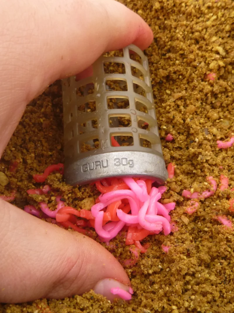 rote und pinke Instantnudeln im Futterkorb