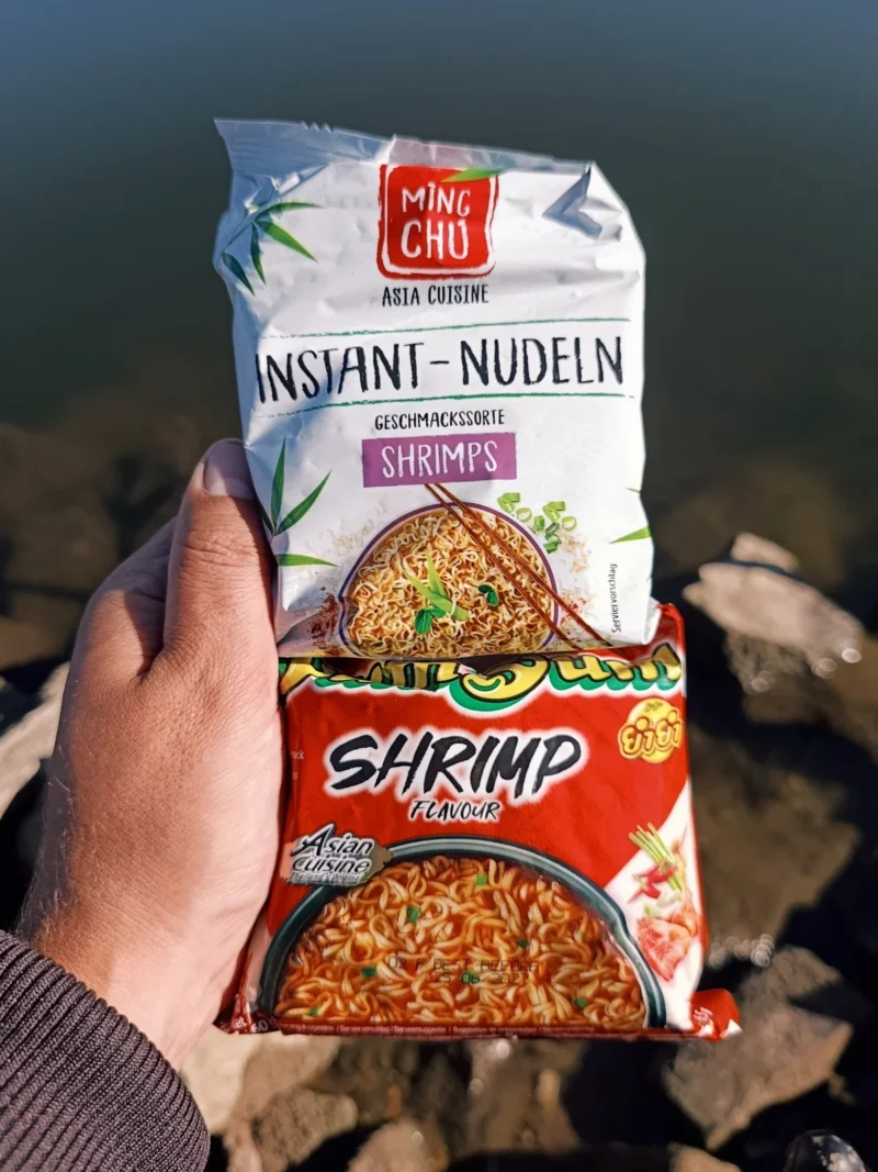 Ramen und Yum Yum Instantnudeln in einer Köderdose