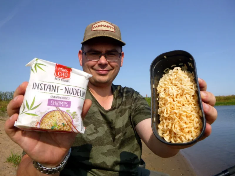 Christoph beim Angeltest mit Instantnudeln Jahre zuvor 