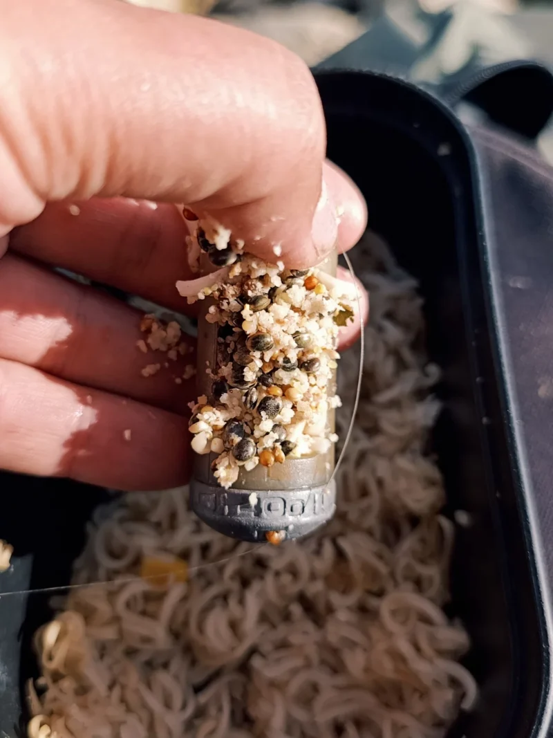 Window Feeder gefüllt mit Fertignudeln und Angelfutter
