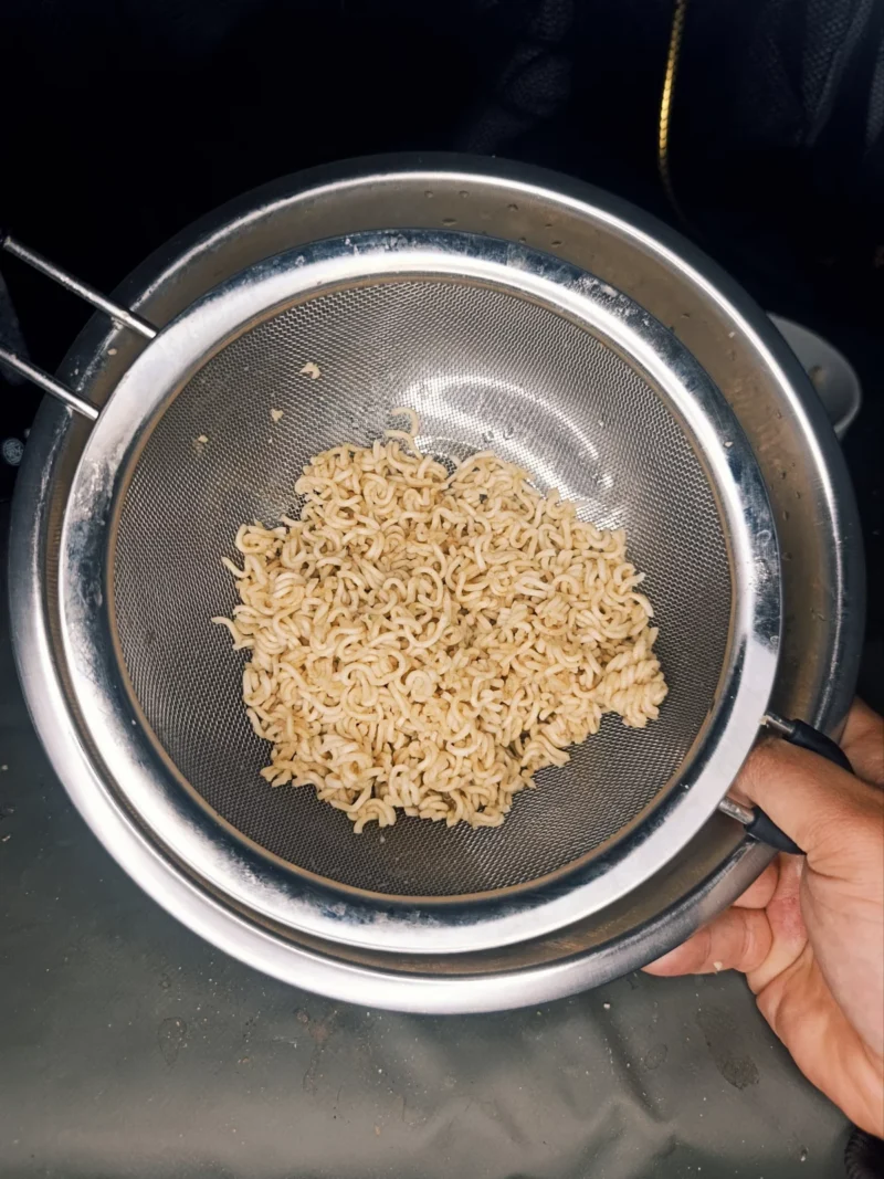 Schritt 4: Instantnudeln mit einem Sieb vom Wasser trennen