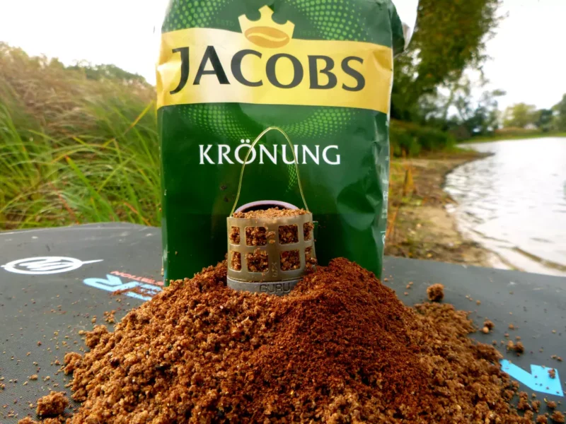 Kaffee im Futter beim Angeln im Oktober