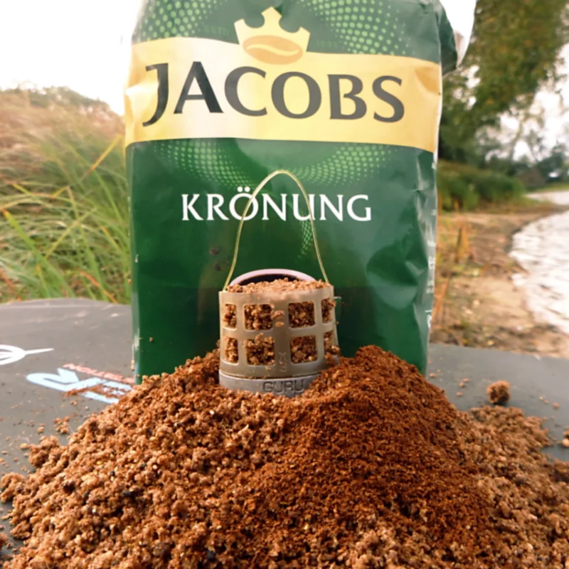 Kaffee als Lockstoff im Futter und ein Futterkorb am Baggerloch