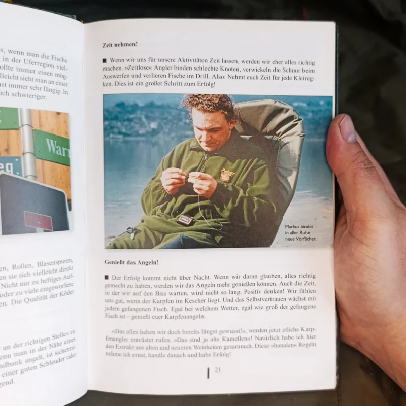 Markus Pelzer sitzt auf seinem Stuhl und bindet eine Montage