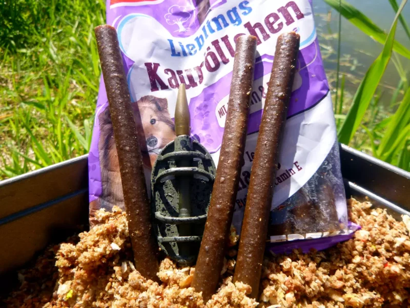 Hunde Kaustangen und ein Method Feeder zum Angeln im Juni