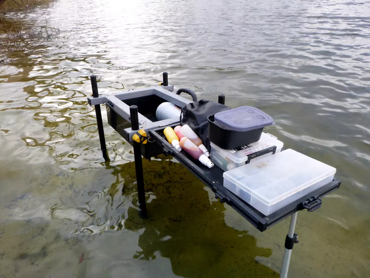 kleine Sitzkiepe aufgebaut im Wasser mit Zubehör zum Winkelpickern