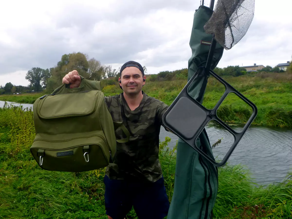 Angler mit Ausrüstung zum Posenangeln am kleinen Fluss