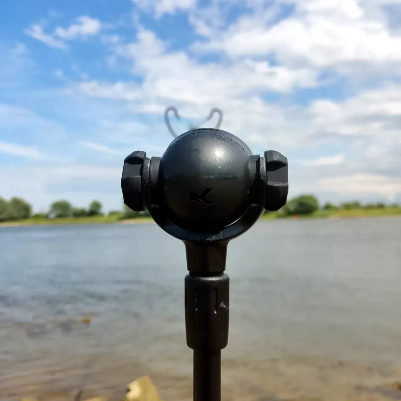 Korum Angle Tilt Butt Cup mit abgelegter Feederrute am Fluss