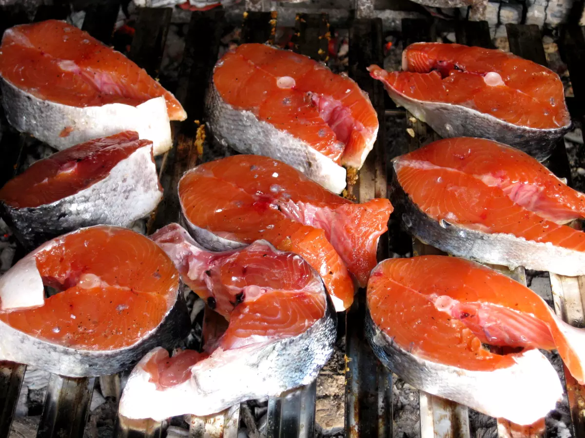 Lachs in Filetstücken auf einem Grill