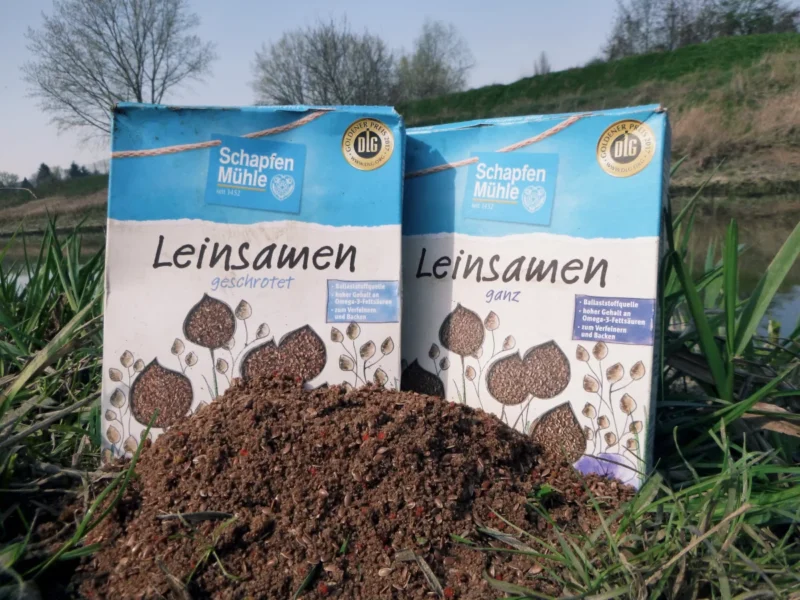 geschrotete und ganze Leinsamen aus dem Supermarkt und Lockfutter