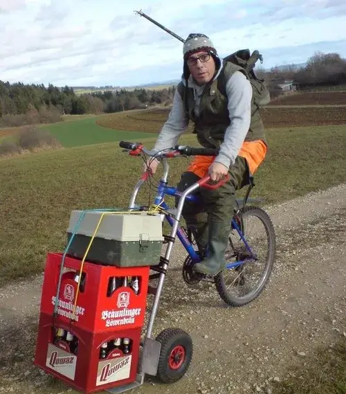 Lustige Angelbilder: Angler transportiert Bier mit Fahrrad