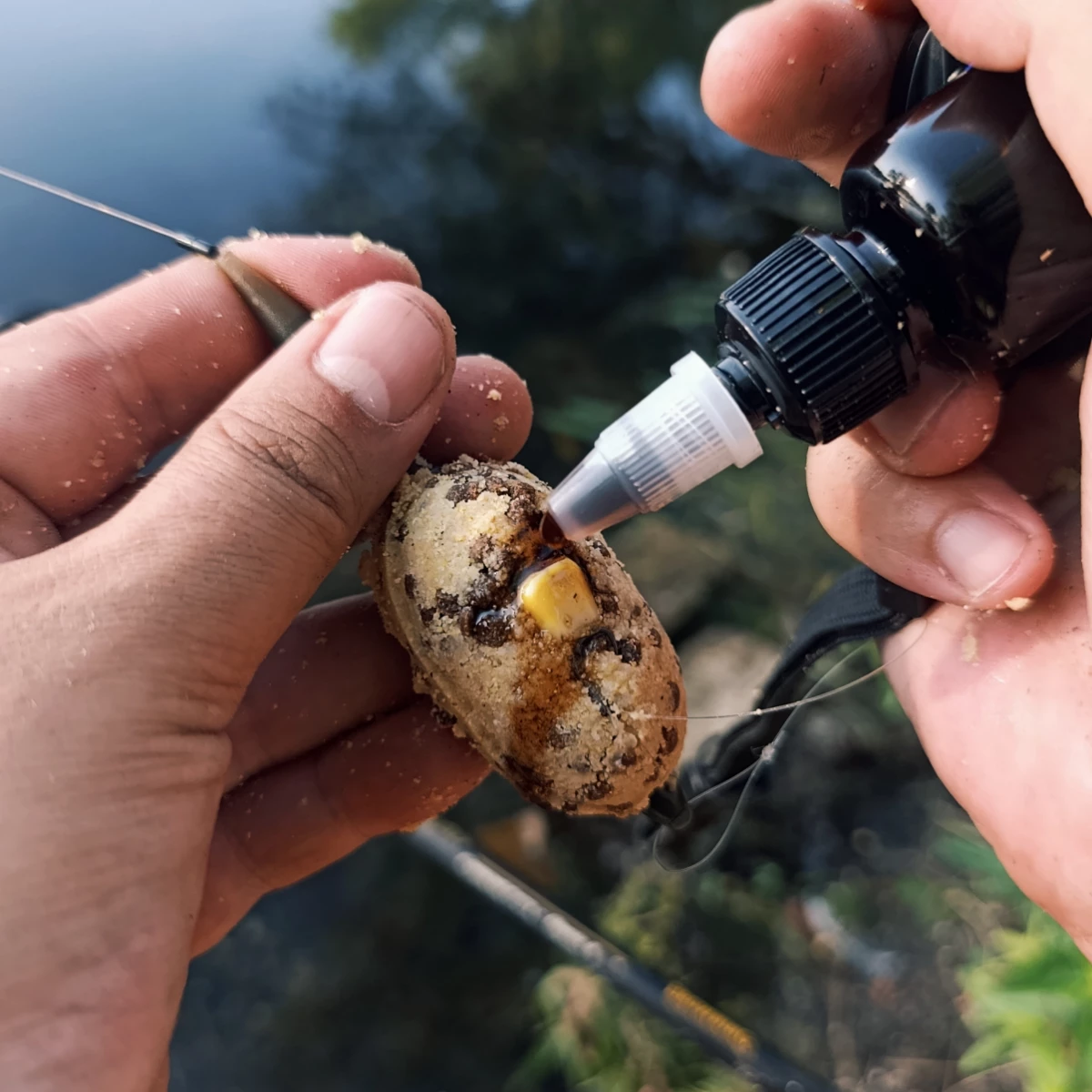 Butter Vanille Bourbon Lockstoff wird auf einen Method Feeder verteilt