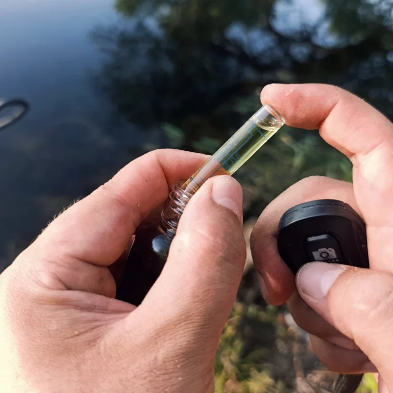 Butter Vanille mit dem Bourbon Extrakt im Spender für Method Feeder Lockstoff vermischen