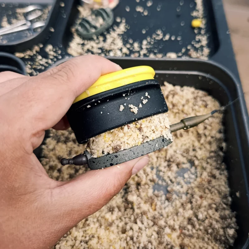 Method Feeder mit Futter wird erneut in die Form für den Doppeldecker gepresst