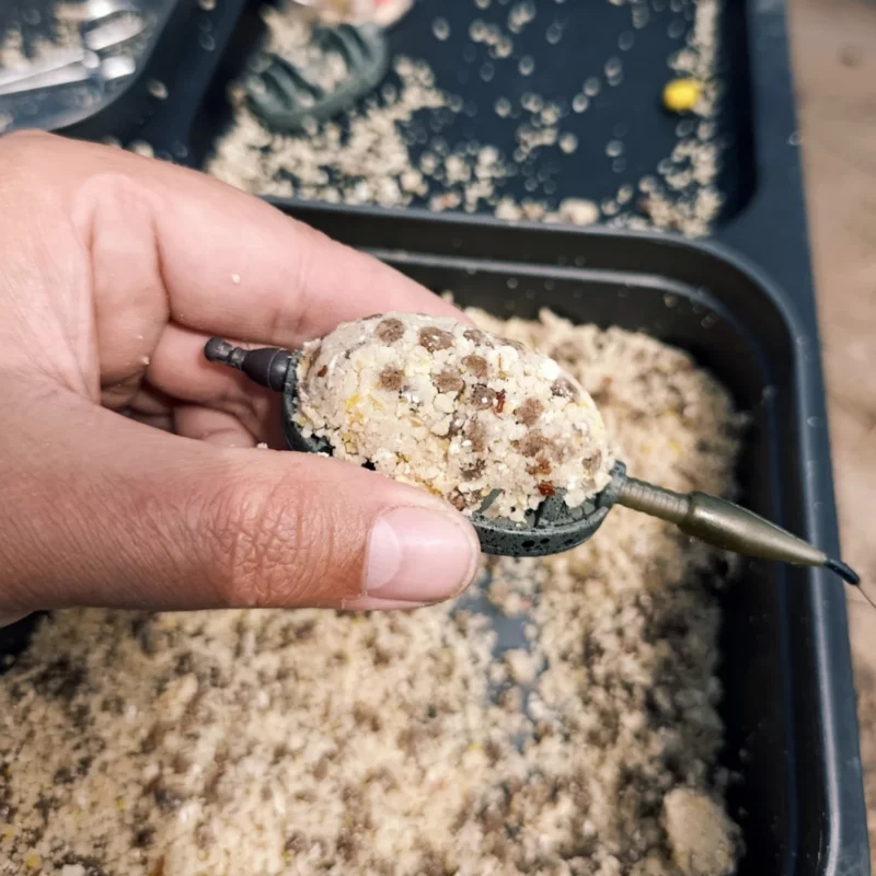 einfach befüllter Method Feeder mit Futter und Pellets