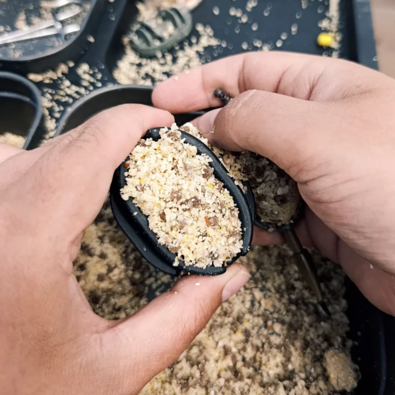 Method Feeder Form (Mould) wird mit Futter befüllt
