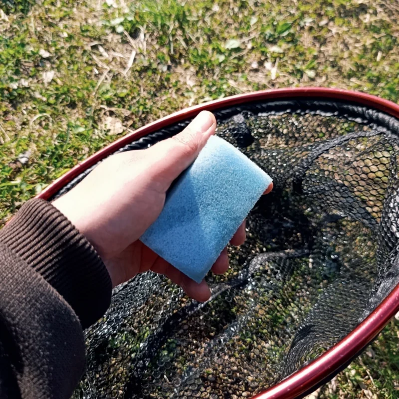 Schwamm mit Wasser über einem Kescherkopf