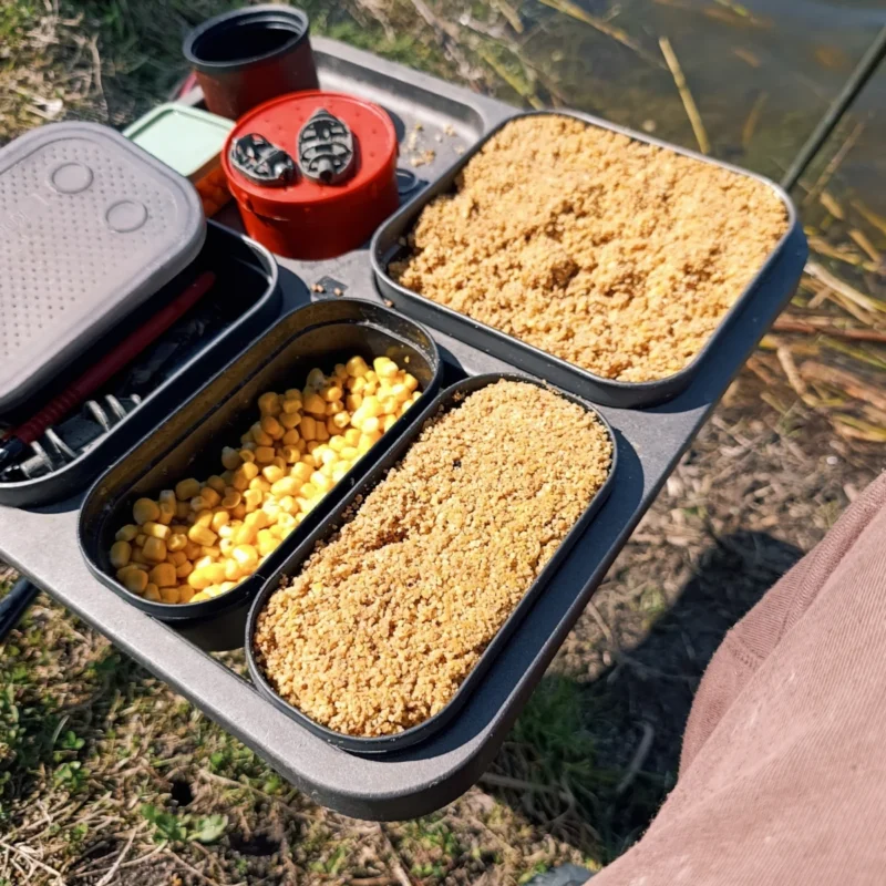 Method Feeder Futter und Micro Pellets auf einem Bait Waiter bei Sonnenschein und Wind