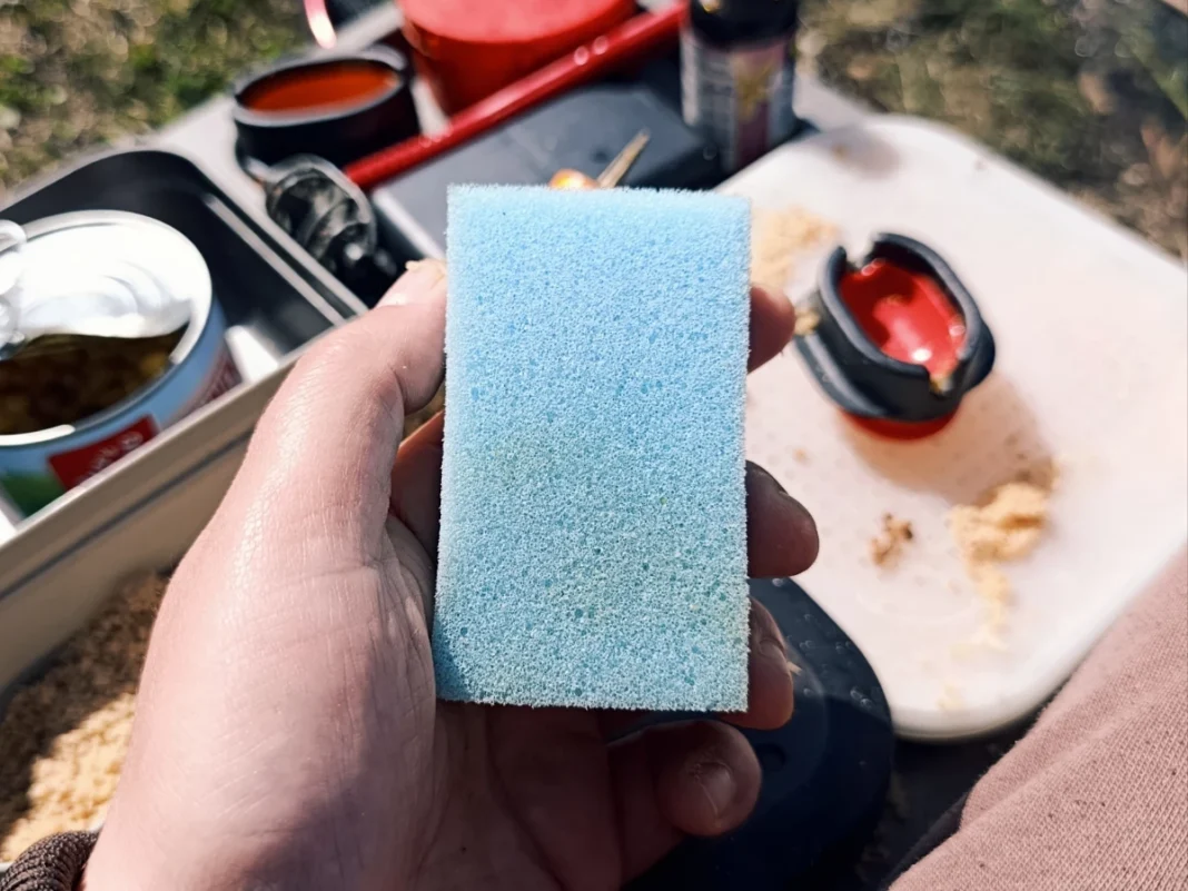 Method Feeder Futter und Pellets mit Schwamm nachfeuchten