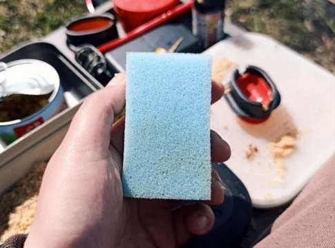 Method Feeder Futter und Pellets mit Schwamm nachfeuchten