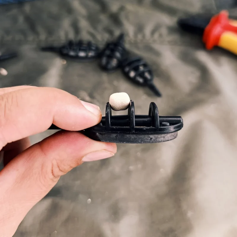 eingeklemmter Miniboilie in einer Method Feeder Mittelrippe