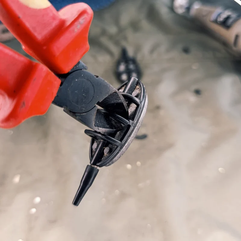 Method Feeder Mittelrippe oberhalb mit Seitenschneider trennen