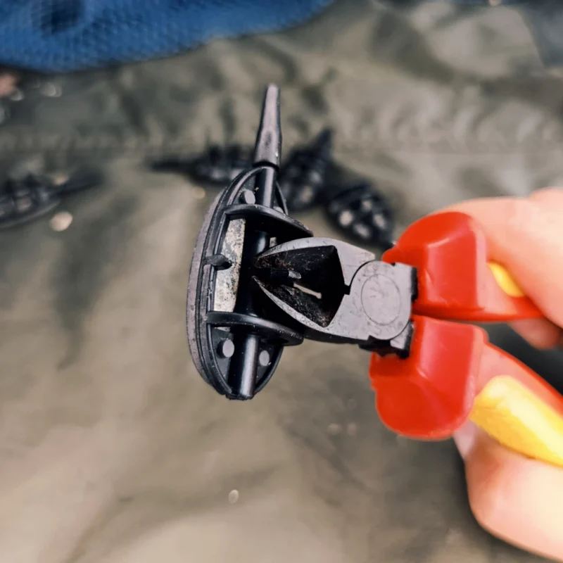 Method Feeder Mittelsteg mit Seitenschneider herauslösen