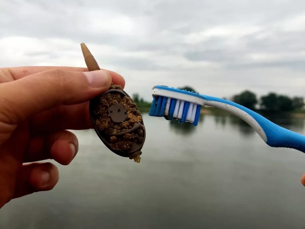 Method Feeder Futterkorb mit Zahnbürste sauber machen